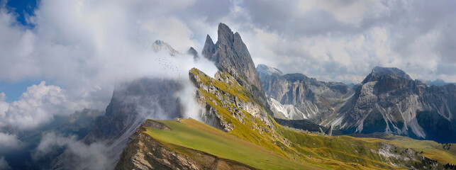 Seceda Bergmassiv mit Wolkenstimmung, Dolomiten, Grödnertal, Südtirol, Italien, Europa, Panorama 