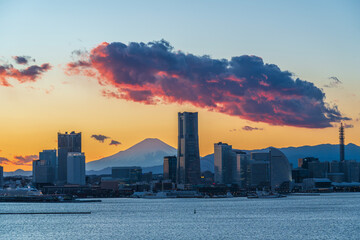 マジックアワーの富士山とみなとみらいの夜景