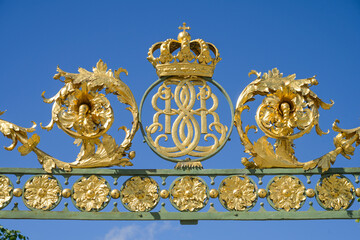 Obraz premium Goldene königliche Insignien, Krone, Tor zum Schloßgarten Schloss Drottningholm, Gemeinde Ekerö, Provinz Stockholms län, Schweden