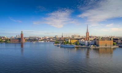 Obraz premium Panorama-Ansicht der Altstadt Gamal Stan, links das Alte Rathaus Stockholms Stadshus, gesehen vom Aussichtspunkt Mariaberget, Stockholm, Schweden