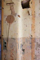 Büro Wand verfallen alt  bunte Farbreste innen Ansicht eines verlassenen Industrie Gebäude Mittag, Europa Deutschland Thüringen Gera, niemand keine Menschen