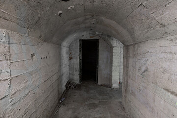 alter Soldaten Beton Bunker Schutzraum unter einem alten Hospita von innen ,verlassen und feucht, in Europa Deutschland Thüringen Gera