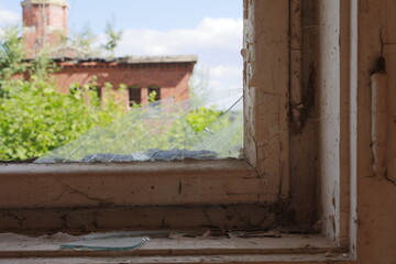 Zimmerblick von innen auf Ruine Hospital Gebäude Park, Vegetation,Backstein aus dem 19.Jahrhundert...