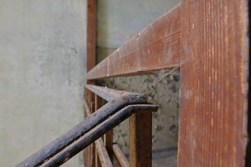  Treppenaufgang mit Handlauf Holz , Industrie Ruine, Geländer aus Eisen und Holz, Dachgeschoss innen, Farbreste verlassen Deutschland, Thüringen Gera, niemand, ohne Menschen