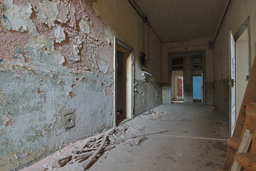 Industrie Ruine Flur Dreck Eingang  Tür Farbresten an kaputter Ziegelwand von innen, kalt,...