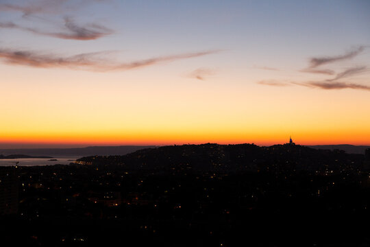 Coucher de soleil orang&eacute; et ligne d'horizon sur Marseille