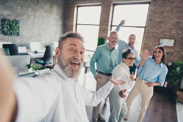 Obraz premium Photo of coworking project teamwork people video recording selfie work together conference meeting successful nice light office