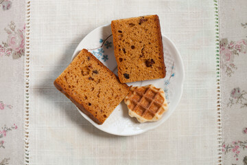 Deux tranches de pain d'épice et une gaufrette pour le goûter