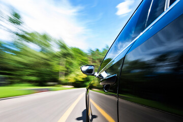 Obraz premium Car in motion blur driving in the forest