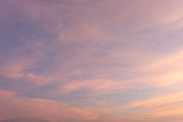 Obraz premium Dramatic sunset sky with vibrant orange and red clouds painting the evening sky