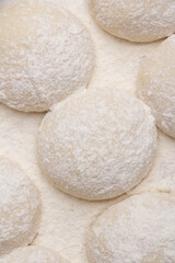 Massa de pão e pizza espelhadas com farinha, tudo numa mesa de pizzaollo