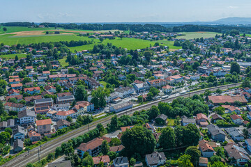 Blick auf Bad Endorf im oberbayerischen Chiemgau an einem sonnigen Sommertag