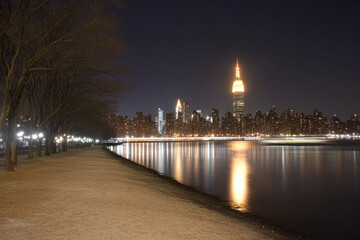 Obraz premium A city skyline is reflected in the water of a lake