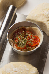 Cesta de massa com doces e salgados como queijo, tomate, chocolate