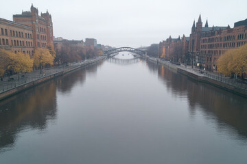 Obraz premium A river with a bridge in the middle