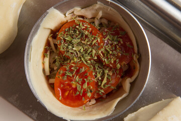 Cesta de massa com doces e salgados como queijo, tomate, chocolate