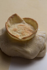 Cesta de massa com doces e salgados como queijo, tomate, chocolate