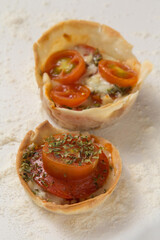 Cesta de massa com doces e salgados como queijo, tomate, chocolate