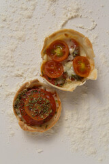 Cesta de massa com doces e salgados como queijo, tomate, chocolate