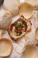 Cesta de massa com doces e salgados como queijo, tomate, chocolate