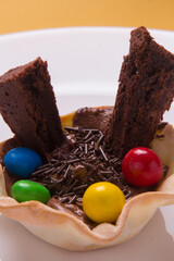 Cesta de massa com doces e salgados como queijo, tomate, chocolate