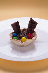Cesta de massa com doces e salgados como queijo, tomate, chocolate