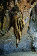 Grotte et stalactite de Phra Nang Beach, à Railay, région de Krabi, Thaïlande