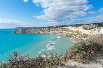 Obraz premium View of Zapallo Bay Beach in Cyprus: Azure Sea and Rocky Cliff on a Sunny Day