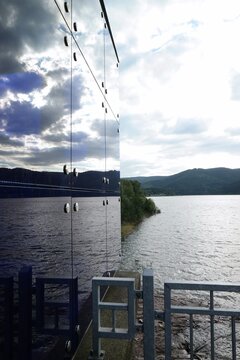 Innerstetalsperre im Harz, Spiegelung am Wartungshaus der Staumauer