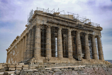 Obraz premium The photo shows the restored temple of Athena at the top of the Parthenon.