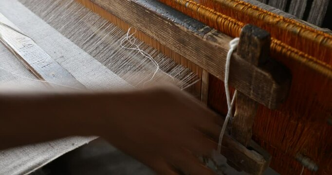 Kashmiri man weaving a pashmina scarf, Jammu and Kashmir, Srinagar, India
