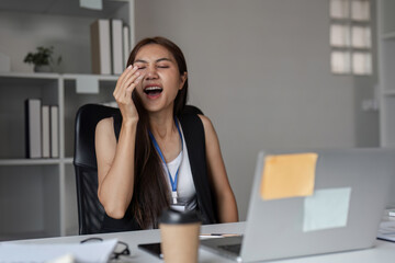 Obraz premium Office Workers Experiencing Sneezing and Allergy Symptoms in a Modern Workplace Environment