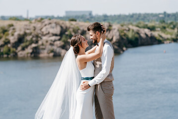 Naklejka premium bride blonde girl and groom near the river