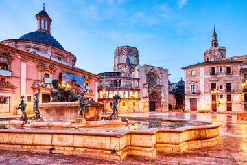 Fototapeta premium Placa de la Verge with Turia Fountain and Porta de l'Almoina and Basilica, Valencia