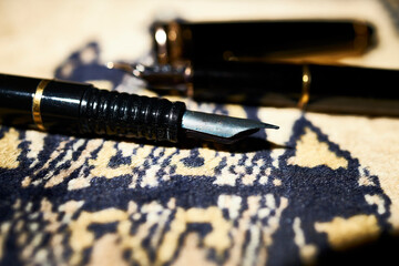 Naklejka premium Fountain pens. Various fountain pens from different periods on a mat