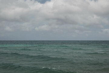 Obraz premium Overcast Ocean Horizon with Gentle Waves