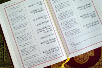 Obraz premium Islam. Religious text. The Quran consists of over 6000 verses organized in 114 capters, so called Surahs. Korean translation. Kuala Lumpur. Malaysia.
