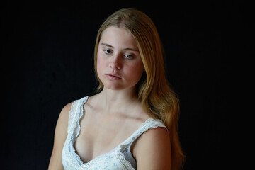 Junge Frau in Gedanken