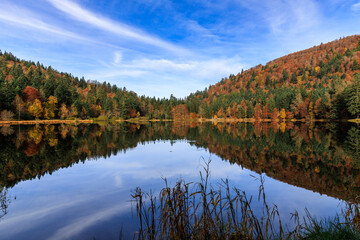 Herbststimmung am Lac de Blanchemer in den Vogesen, Frankreich mit Laubfärbung und Spiegelung