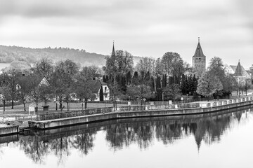 Fototapeta premium Blick über den Rhein-Main-Donau-Kanal auf die mittelalterliche Stadtmauer von Berching in der Oberfpfalz, Bayern im Herbst