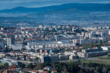 Vista parcial da encantadora cidade de Braga, capturada a partir do icônico Bom Jesus do Monte. A paisagem revela a harmonia entre a arquitetura urbana e o verde das colinas, destacando o charme histó