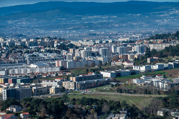 Vista parcial da encantadora cidade de Braga, capturada a partir do icônico Bom Jesus do Monte. A paisagem revela a harmonia entre a arquitetura urbana e o verde das colinas, destacando o charme histó