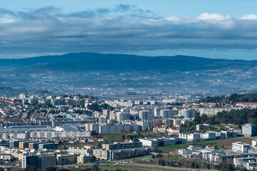 Vista parcial da encantadora cidade de Braga, capturada a partir do icônico Bom Jesus do Monte. A paisagem revela a harmonia entre a arquitetura urbana e o verde das colinas, destacando o charme histó