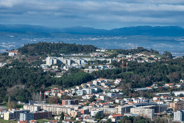 Vista parcial da encantadora cidade de Braga, capturada a partir do icônico Bom Jesus do Monte. A paisagem revela a harmonia entre a arquitetura urbana e o verde das colinas, destacando o charme histó