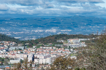 Vista parcial da encantadora cidade de Braga, capturada a partir do icônico Bom Jesus do Monte. A paisagem revela a harmonia entre a arquitetura urbana e o verde das colinas, destacando o charme histó