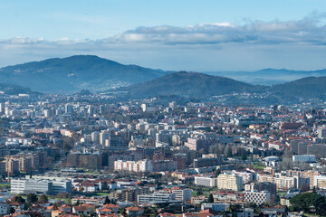 Vista parcial da encantadora cidade de Braga, capturada a partir do icônico Bom Jesus do Monte. A paisagem revela a harmonia entre a arquitetura urbana e o verde das colinas, destacando o charme histó