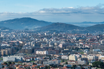 Vista parcial da encantadora cidade de Braga, capturada a partir do icônico Bom Jesus do Monte. A paisagem revela a harmonia entre a arquitetura urbana e o verde das colinas, destacando o charme histó
