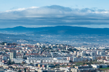 Vista parcial da encantadora cidade de Braga, capturada a partir do icônico Bom Jesus do Monte. A paisagem revela a harmonia entre a arquitetura urbana e o verde das colinas, destacando o charme histó