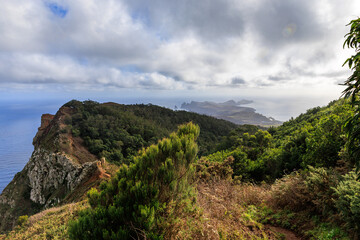 Blick von der Nordküste in der Nähe von Machico und Canical Richtung Osten zum  Ponta de São Lourenço und Pico do Furado