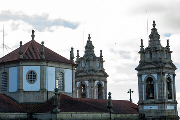 Vista parcial, Santuário do Bom Jesus do Monte, Braga, Portugal, é um icônico local turistico de peregrinação, conhecido por sua monumental escadaria barroca, jardins exuberantes e vistas panorâmicas.